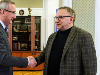 Шапша поздравил Угольникова с присвоением звания Народного артиста России