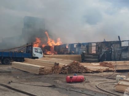 В Калуге на Тарутинской сгорел склад