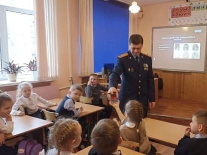В Козельске сотрудник Следственного комитета рассказал младшим школьникам о безопасности и профессии следователя