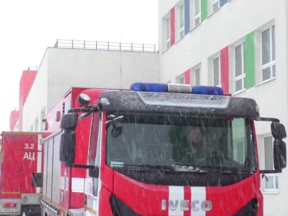 Сотрудники МЧС ликвидировали условный пожар в калужской школе №45