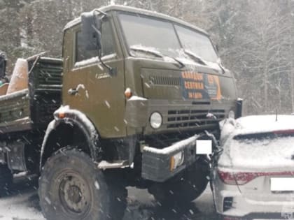 В Калужской области на трассе столкнулись два грузовика и легковушка