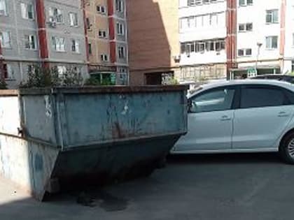 Что нужнее — мусорка или парковка?