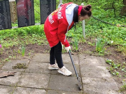 Комсомольский субботник в Кременках в день труда.