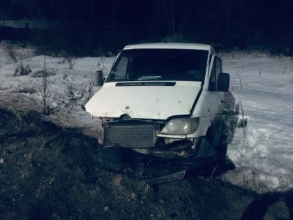 В Калужской области два человека пострадали в столкновении фургона и «Лады»