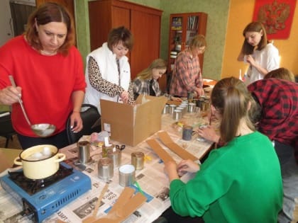 Молодогвардейцы организовали работу цеха по производству блиндажных свечей