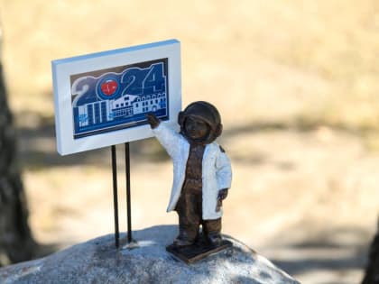 Скульптура малыша-доктора напоминает о важности здоровья