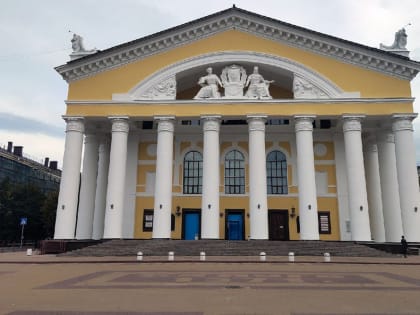 В Калуге отменили скандальную закупку внедорожника за 5,4 миллиона рублей для драмтеатра