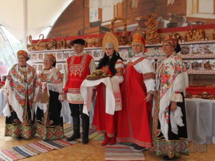 Не хлебом единым: Гагарин в ракете-плюшке, Тургенев на фоне баранок и книга из теста