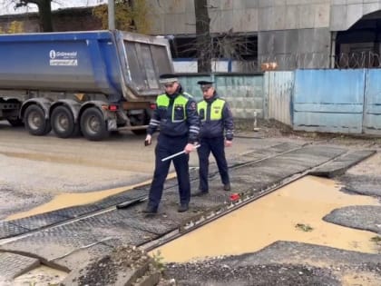 Яму у железнодорожного переезда в Старом городе залатают через месяц