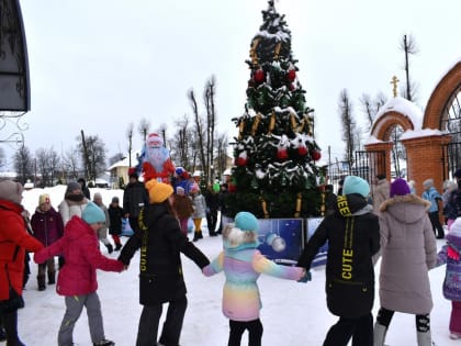 У Невского собора открыли приходскую елку