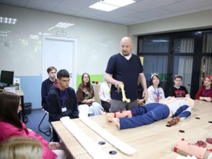 На форуме «Юность-2024» в Калуге школьников знакомили с азами медицины