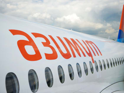 90 пассажиров авиакомпании «Азимут» выгнали на улицу из-за отмены рейса