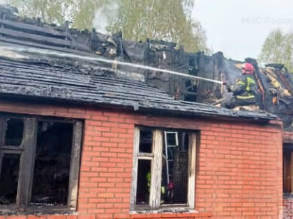 В Калужской области загорелся кирпичный дом 