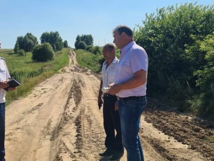 Поездка бабушки в ковше трактора обернулась прокурорской проверкой в Калужской области