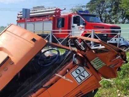 В столкновении мусоровоза с грузовиком на Северном пострадали оба водителя