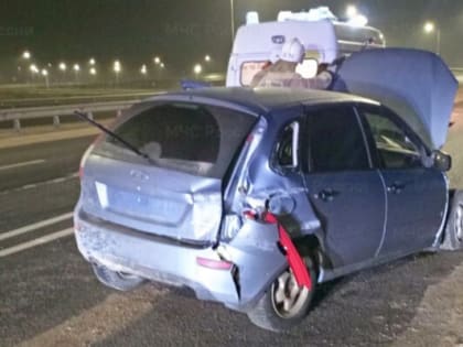 В Дзержинском районе девушка на «Ладе Калина» врезалась в отбойник