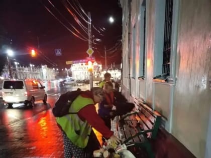 Переполненные урны начали убирать в Калуге ночью после Дня города