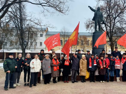 ЛЕНИН ЖИЛ! ЛЕНИН ЖИВ! ЛЕНИН БУДЕТ ЖИТЬ!