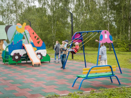Детскую площадку в городском парке открыли в Сухиничах ко Дню города