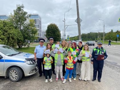 В Обнинске ребята из центра «Марс» раздали письма автолюбителям