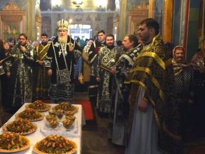 Митрополит Климент совершил Литургию Преждеосвященных Даров в храме в честь Иоанна Предтечи г. Калуги