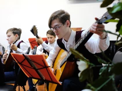 Калужская детская школа искусств устроила концерт-презентацию музыкальных инструментов