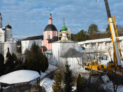 В Пафнутиевом монастыре установили новую главку с крестом на храм пророка Илии