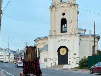 В Калуге оштрафовали девушку, задравшую юбку на фоне храма