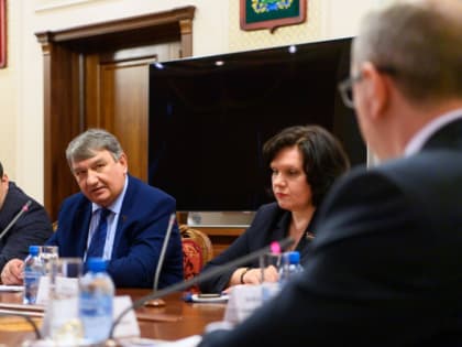 Губернатор Владислав Шапша накануне своего отчета перед депутатами Законодательного Собрания встретился с руководителями всех фракций областного парламента