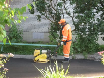 ВСЮ НЕДЕЛЮ ДОРОЖНИКИ БУДУТ ЛАТАТЬ ЯМЫ У ОДНОГО ДОМА