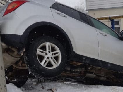 В Людиново кроссовер угодил в кювет