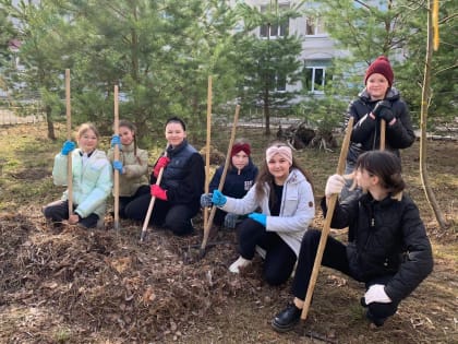 Ученики калужской школы вышли на субботник