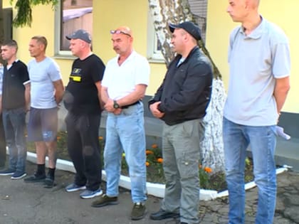 На призывном пункте в Калуге священник напутствовал группу добровольцев