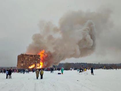 19-метровый куб сожгли в арт-парке "Никола-Ленивец" в честь Масленицы