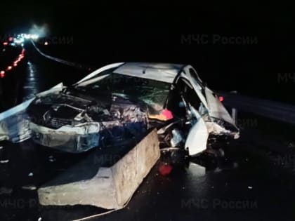 «Рено» протаранил бетонное ограждение на калужской трассе