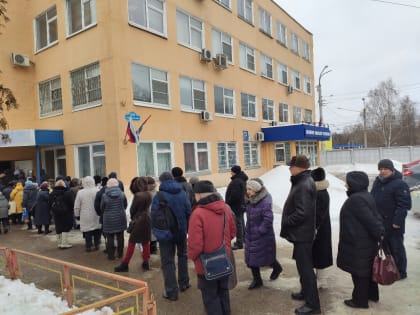 Жители Калуги выстроились в огромную очередь за проездными