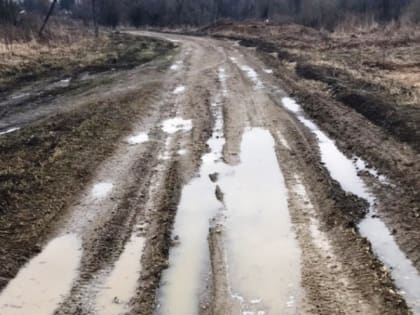 В школу - по грязи: ребенку приходится несколько километров идти по разбитой дороге