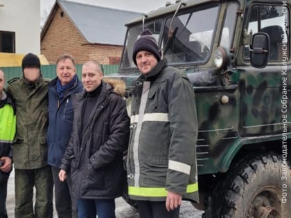 Калужские депутаты передали автомобиль бойцам СВО