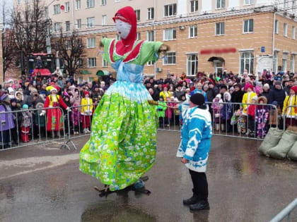 Чучело Масленицы сожгли на Театральной площади в Калуге