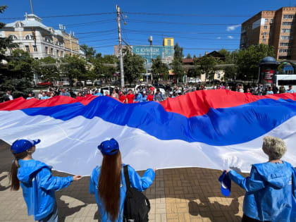 В центре Калуги развернули огромный флаг России