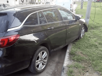В Обнинске Opel, под управлением беременной женщины, врезался в столб