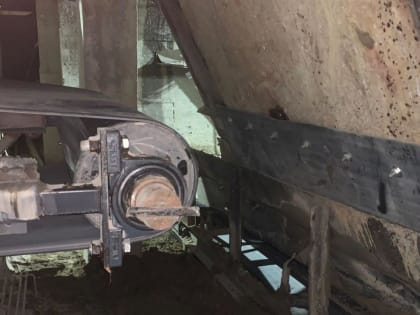 Рабочего затянуло в конвейер на предприятии в Дзержинском районе