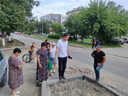 Глава администрации с депутатами городской Думы прошёл по ул. Гурьянова