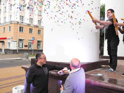 У калужского драмтеатра приземлился первый космонавтик