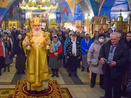 Митрополит Климент совершил Божественную литургию в храме Рождества Пресвятой Богородицы
