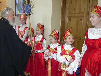 Дети пришли с колядками к митрополиту Клименту