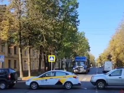 Хозяйка «Рено», видимо, ещё не проснулась