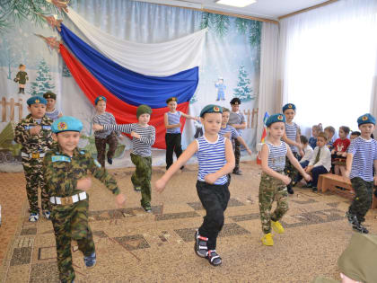 Трубы поют! Барабаны гремят! Наши войска начинают парад!