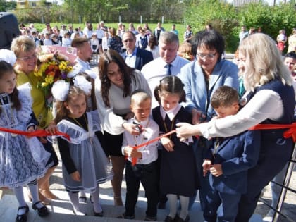 Новый учебный год Чкаловской школы Дзержинского района начался в обновленном здании