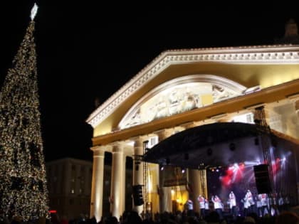 В Калуге на Театральной площади открылась городская елка
